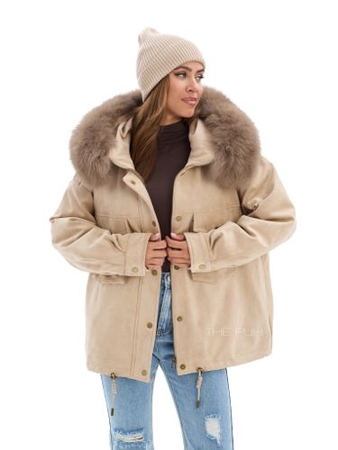 Объемная парка бежевого цвета из замши