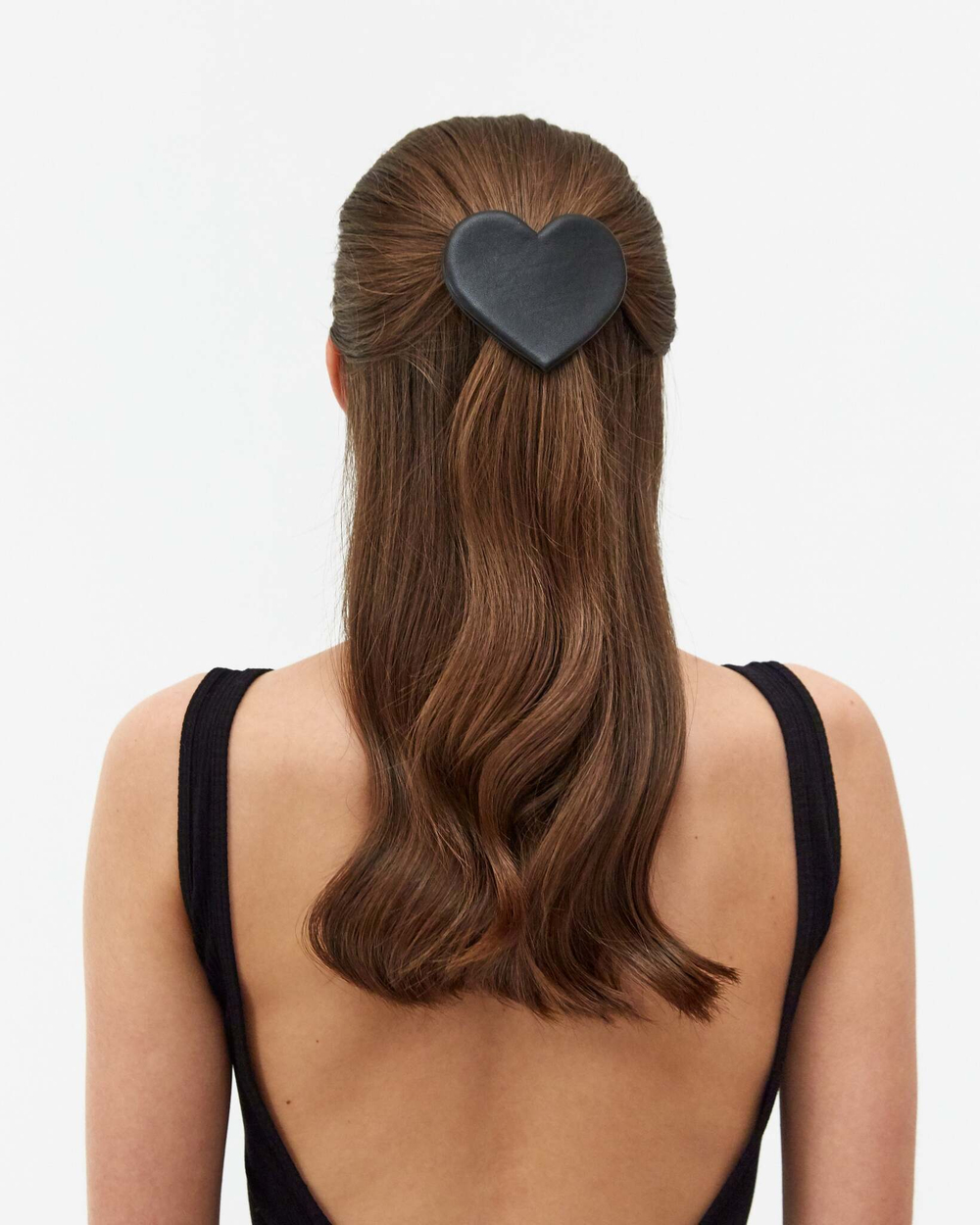 Заколка-сердце из черной кожи