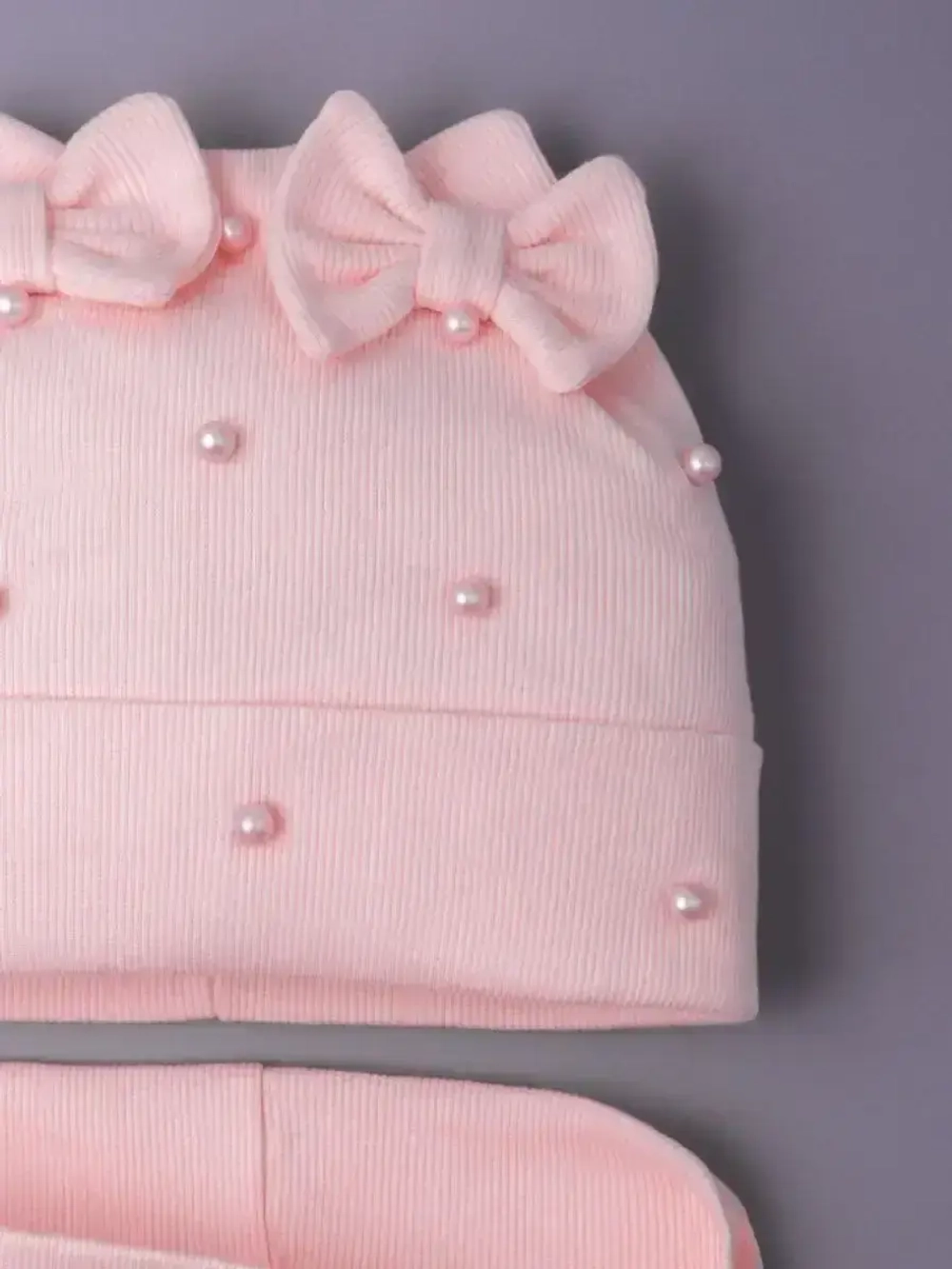 Шапка для девочки на осень с бусинами и снуд