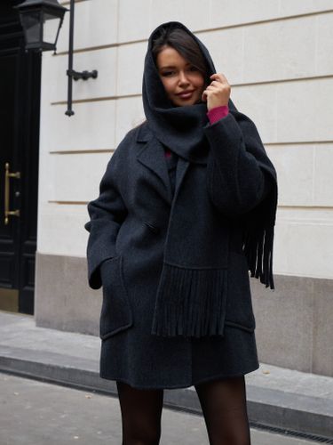 Черное укороченное пальто с шарфом