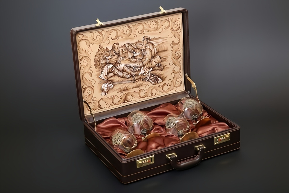 Набор бокалов для коньяка "Охотники на привале" 4 шт. в подарочном футляре с художественным оформлением