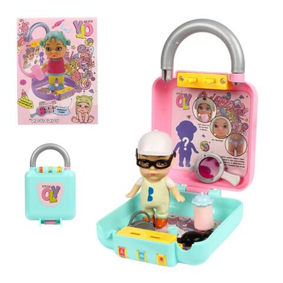 Куколка OLY в кепке/в шляпе в чемоданчике. Мальчик 8см, ВВ3860 арт.3381-1 (Bondibon)