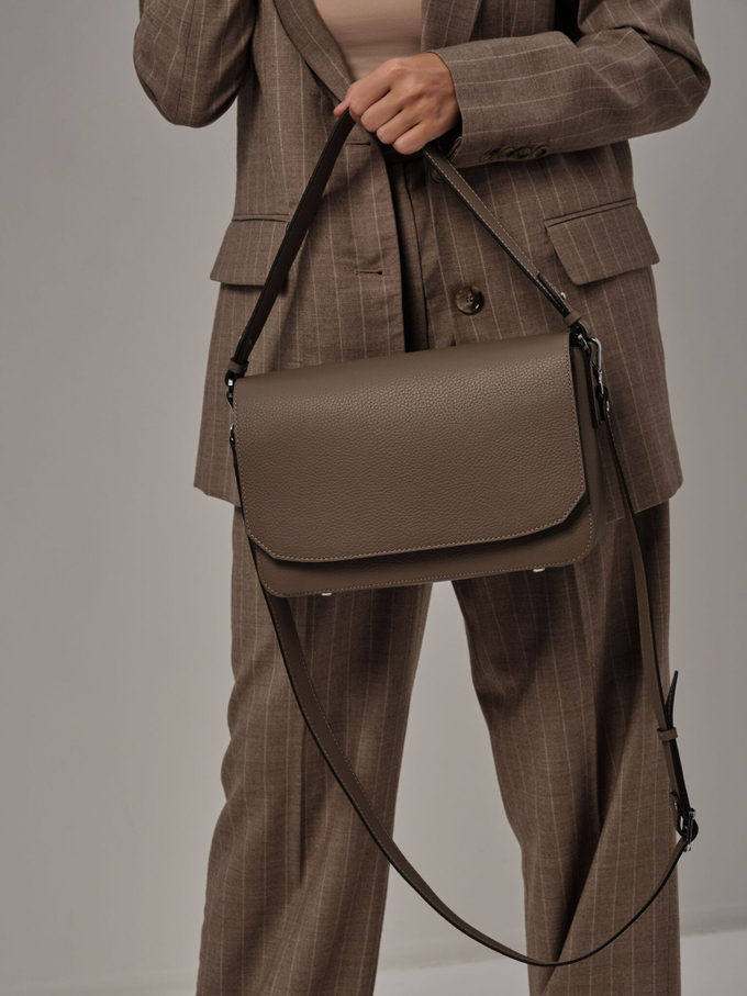 Сумка кожаная на плечо тауп