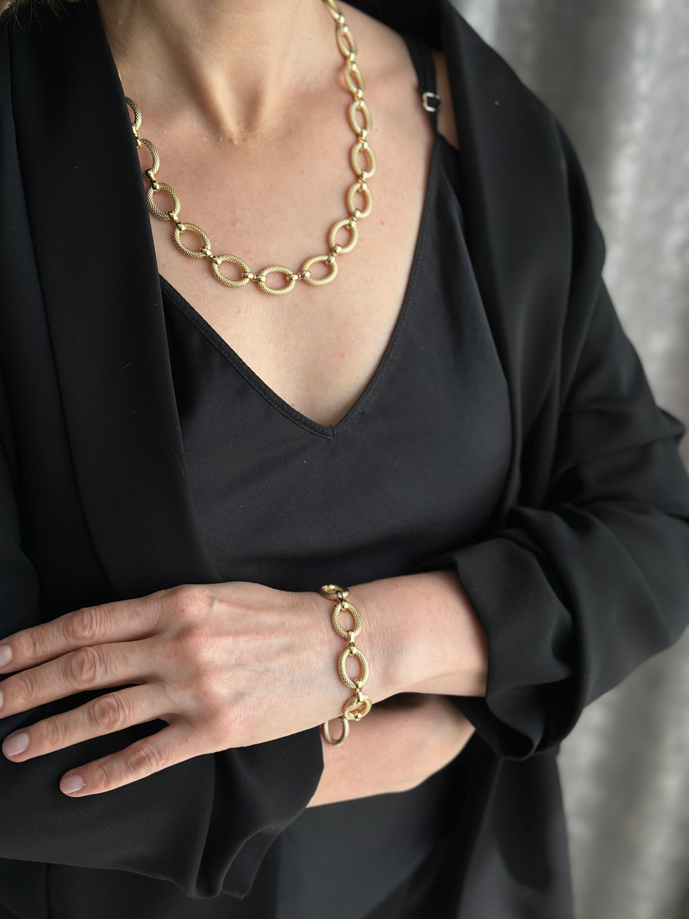 Колье цепь из овальных звеньев с насечками с глянцевыми перемычками, оттенок золото