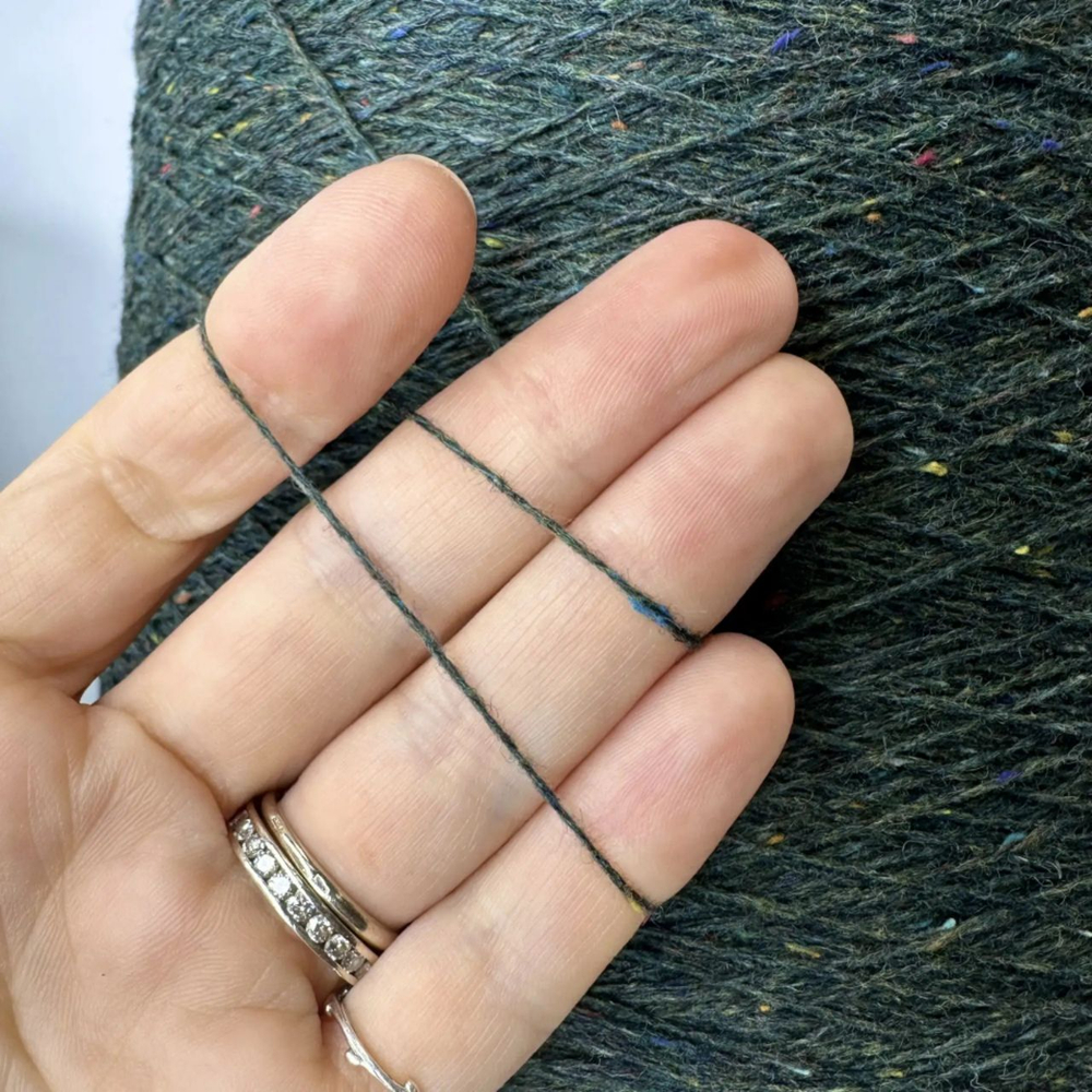 TWEED; 50% меринос, 50% п/а; 700м/100гр; Твидовая нить; цвет: темно-зелёный хаки; S718