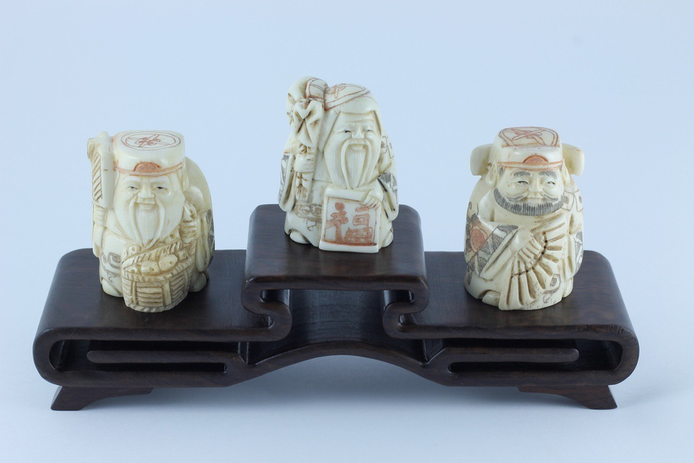 Сет нэцкэ 3 бога Дзюродзин, Фукурокудзю и Бисямонтен на подставке