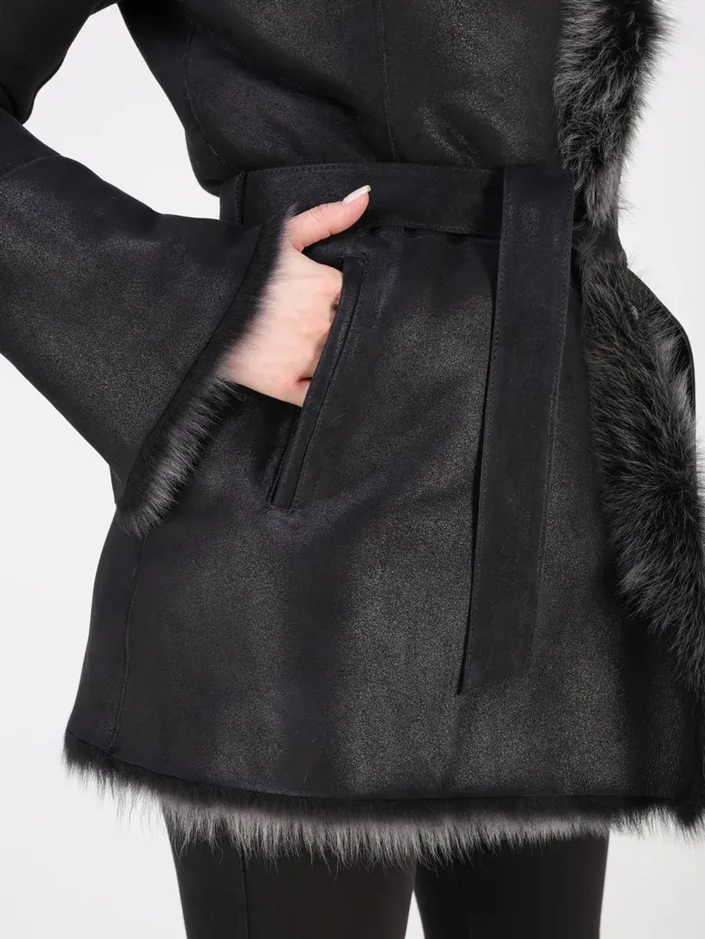 Дубленка зимняя натуральная с капюшоном короткая