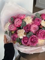 Букет из ярких кустовых пионовидных роз, диантусов и эвкалипта