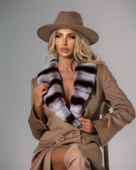 Женское шерстяное пальто с мехом енота