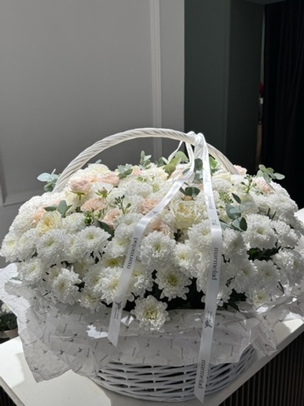 Гранд корзина из кустовых пионовидных роз, хризантемы, эвкалипта и одноголовых роз