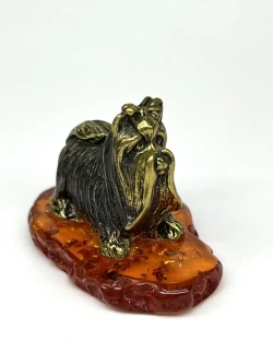 Бронзовая статуэтка на янтаре