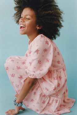 ZARA ПЛАТЬЕ С ЦВЕТОЧНЫМ УЗОРОМ, ПАСТЕЛЬНО-РОЗОВЫЙ