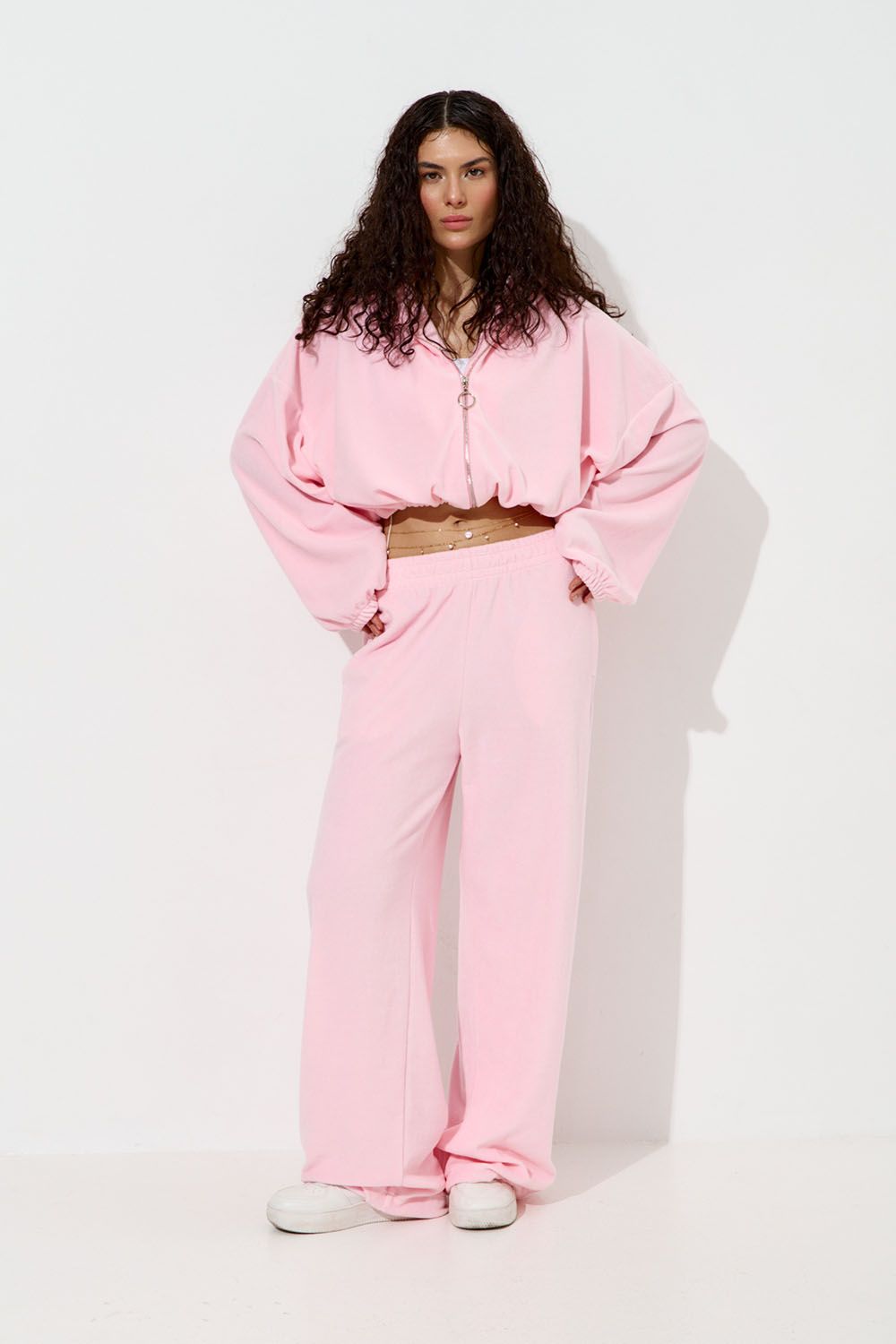 Широкие брюки на резинке из велюровой ткани розового цвета