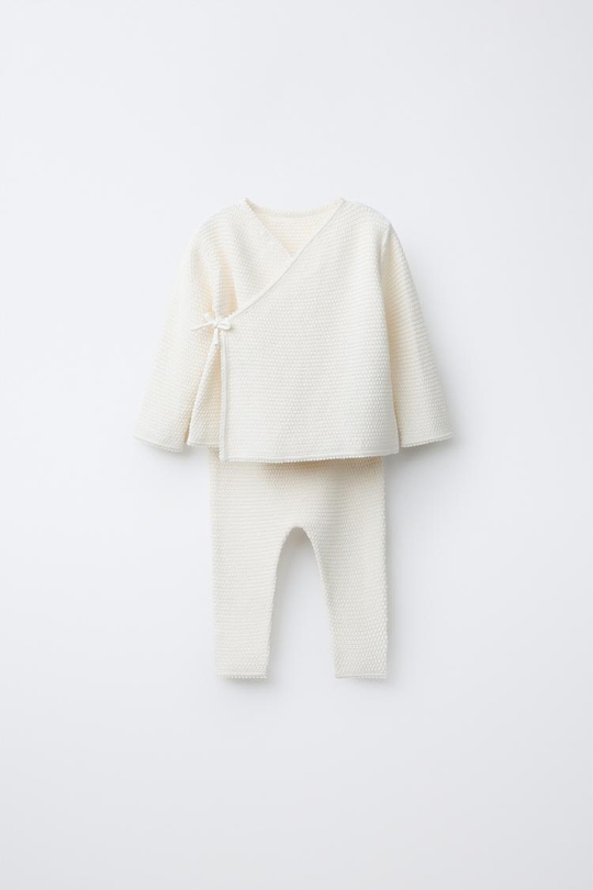 ZARA КОМПЛЕКТ ИЗ ФУТБОЛКИ И БРЮК ИЗ ХЛОПКА И ШЕЛКА С ТЕКСТУРОЙ, ЭКРЮ