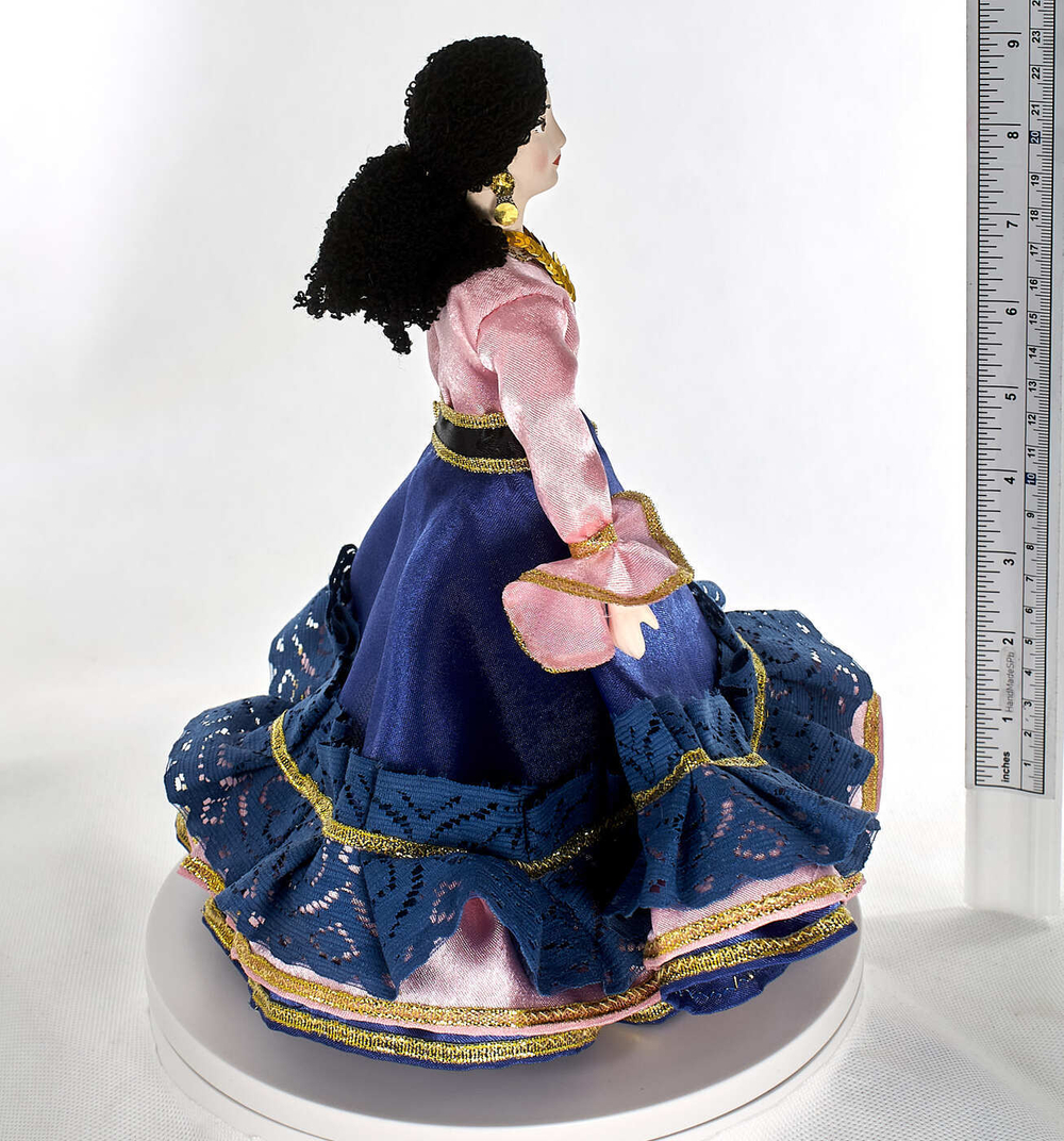 Фарфоровая кукла коллекционная Цыганка Кармен