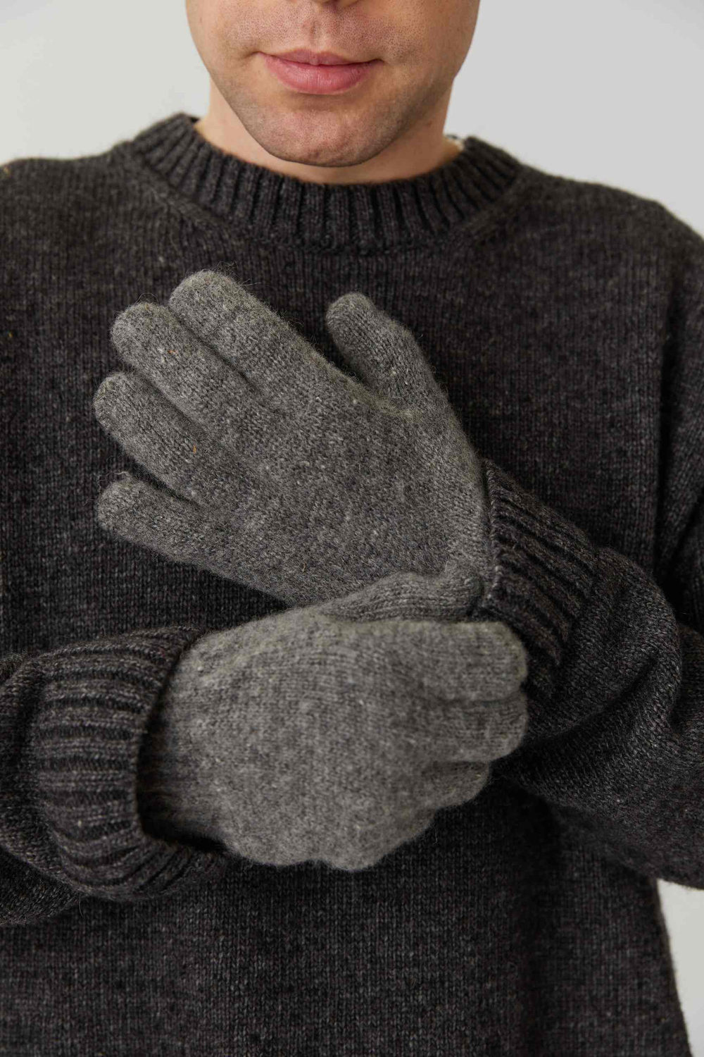 Перчатки из шерсти серого цвета