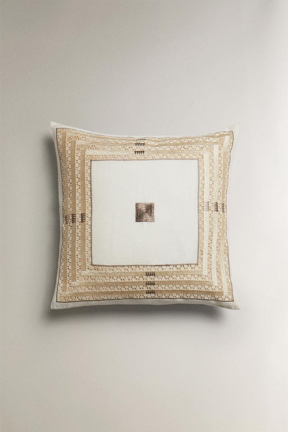 ZARA HOME ЧЕХОЛ ДЛЯ ДЕКОРАТИВНОЙ ПОДУШКИ С ЗОЛОТИСТОЙ ВЫШИВКОЙ, СВЕТЛО-БЕЖЕВЫЙ