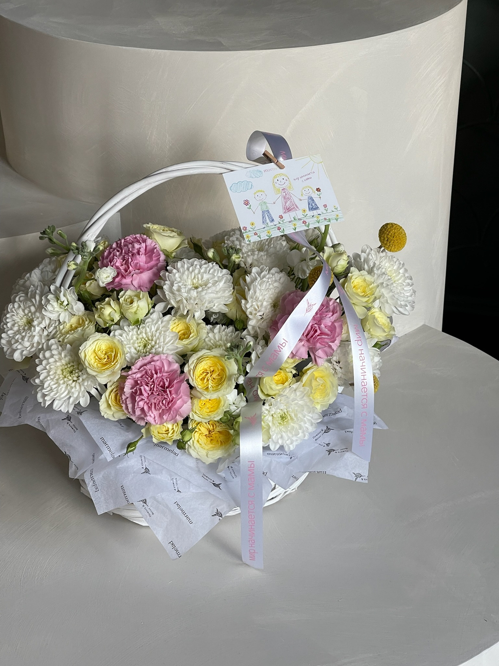 Корзина сборная из кустовой пионовидной розы, диантусов, хризантемы и маттиолы