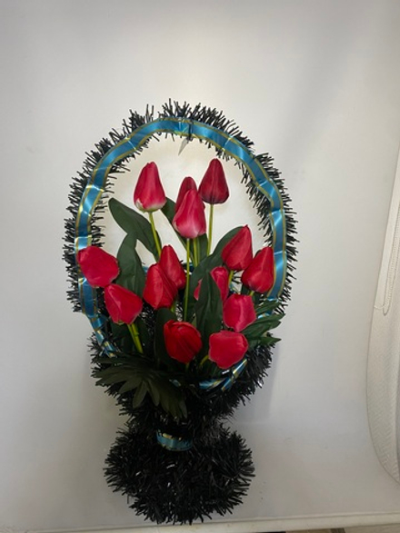 Корзина красные тюльпаны 50 см