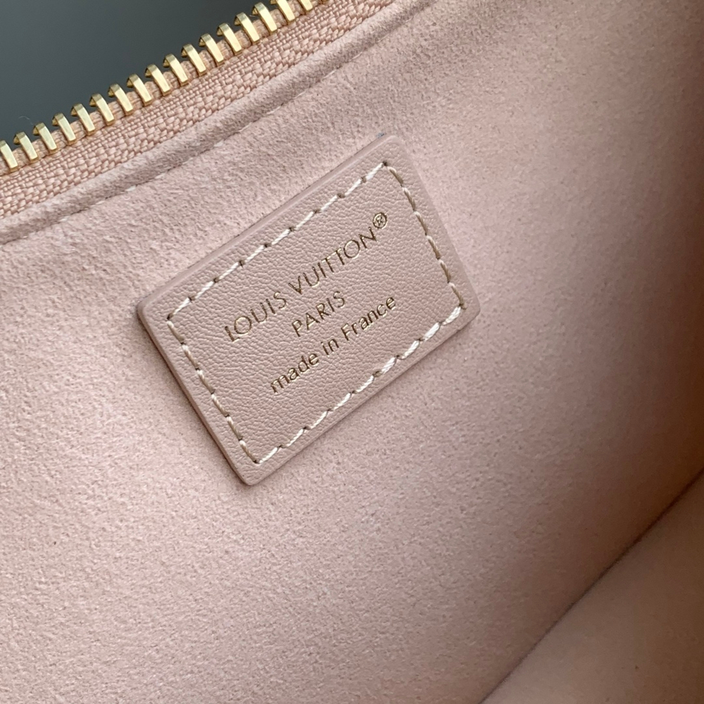 Louis Vuitton Pochette LV Bloom