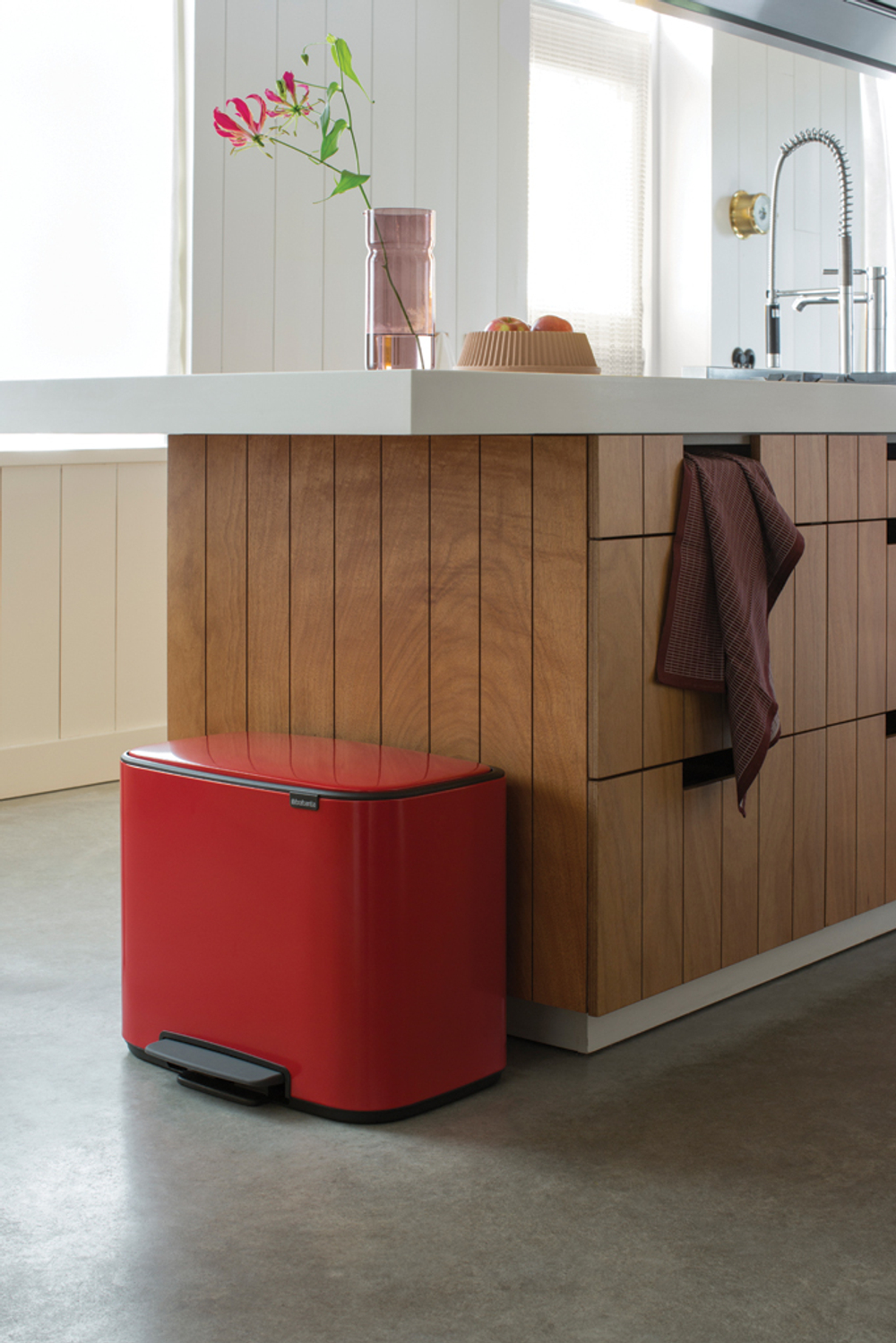 Мусорный бак Bo Pedal Bin 36л Brabantia Пламенно-красный