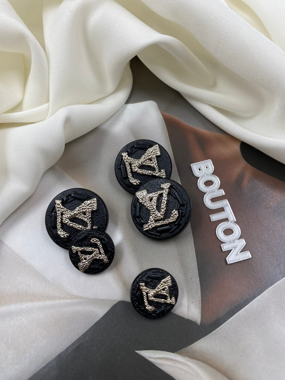 Пуговицы Лв. с металлическим лого и цепью черные рельефные