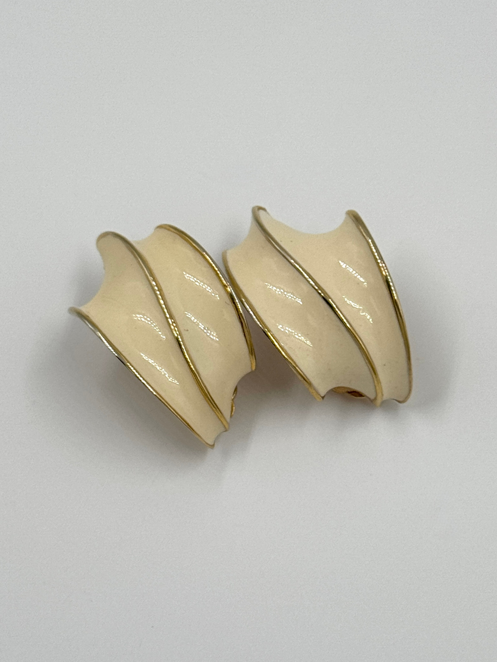 Клипсы с кремовой эмалью Erwin Pearl