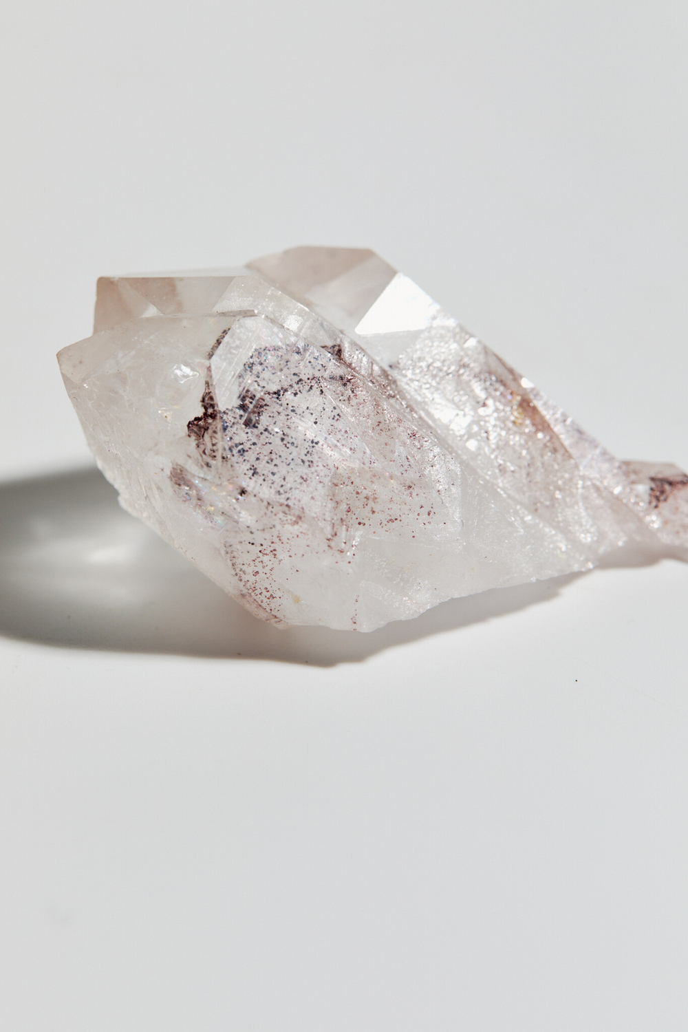 Горный хрусталь с гематитовым фантомом