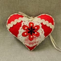 Ёлочная игрушка Сердце с вышивкой