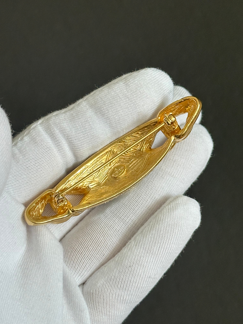 Брошь с фиолетовым кабошоном и кристаллами Givenchy