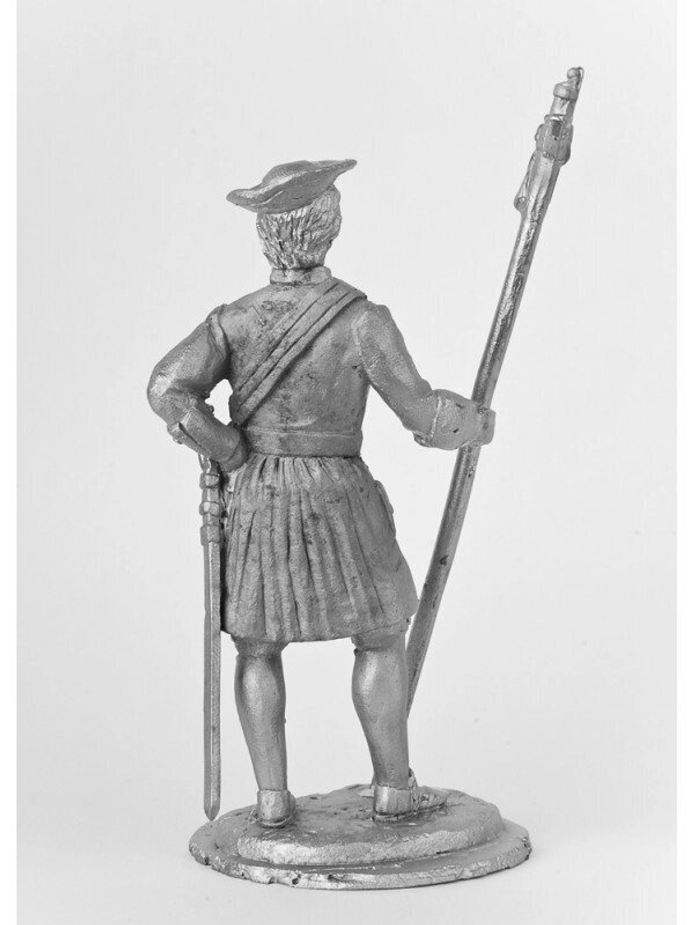 Оловянный солдатик Преображенец с алебардой. 1700 г.