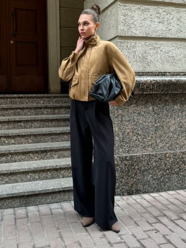 Темно-бежевый бомбер из эко-замши