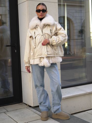 Короткая бежевая парка на пуху с воротником из натурального меха