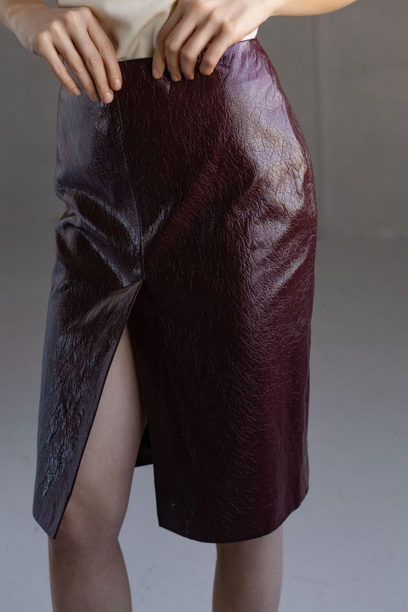Юбка из эко-кожи с разрезом миди бордо