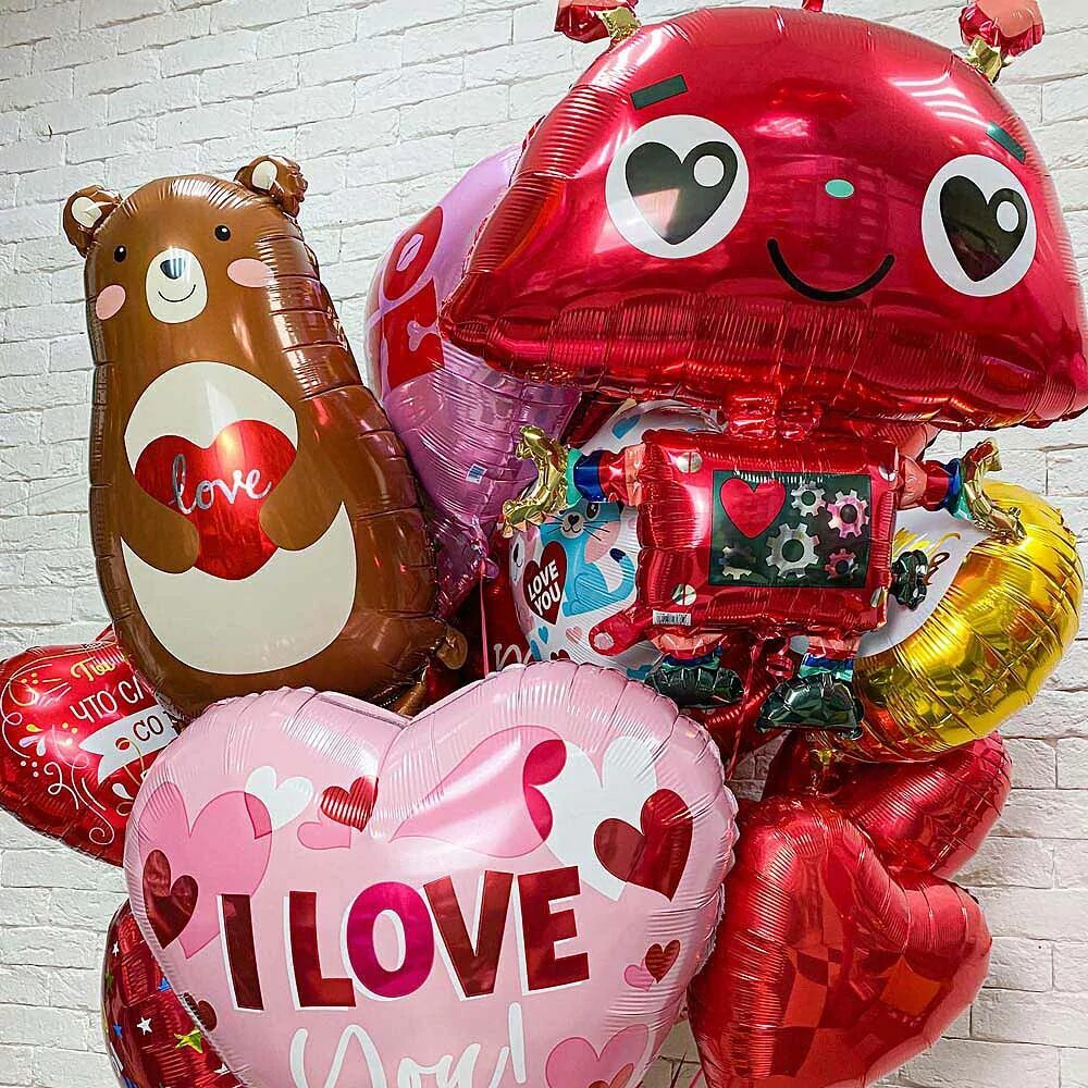 Большая композиция из красных сердец и мишкой