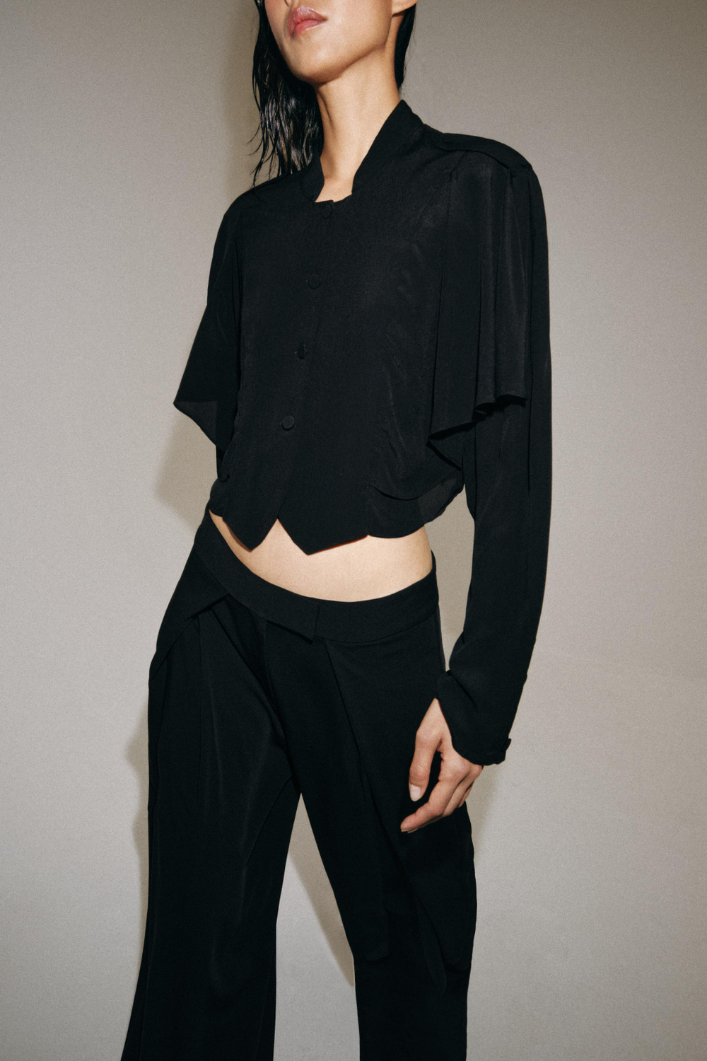 ZARA УКОРОЧЕННАЯ РУБАШКА С ВОЛАНАМИ — ZW COLLECTION, ЧЕРНЫЙ