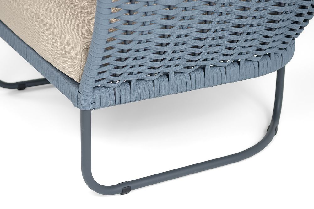 "Фиджи" кресло плетеное из роупа, каркас алюминий темно-серый (RAL7024) муар, роуп синий (KT18-0014) 15 мм tex, ткань Mossle бежевая