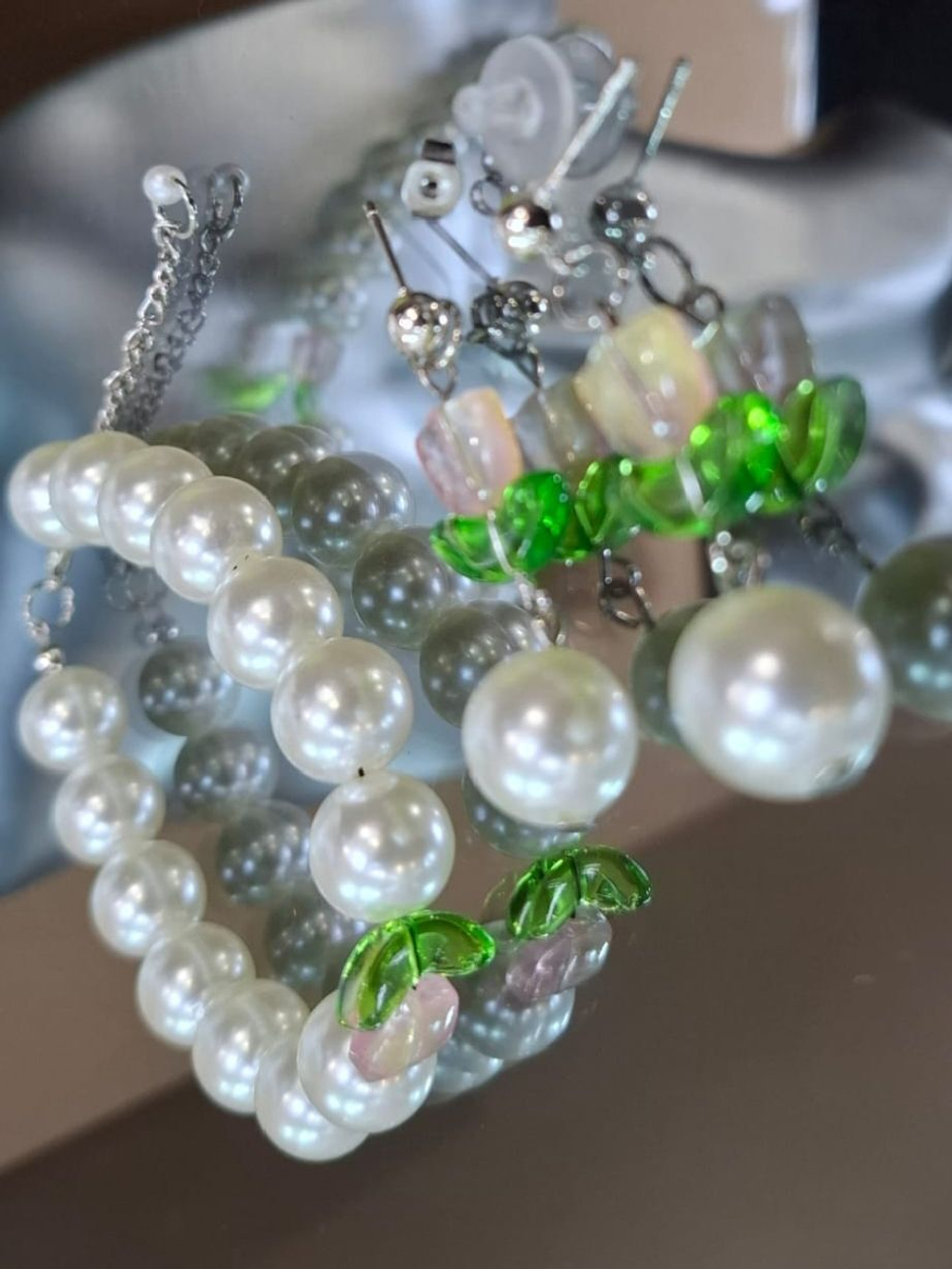 Нежный жемчужный браслет со стеклянным тюльпаном