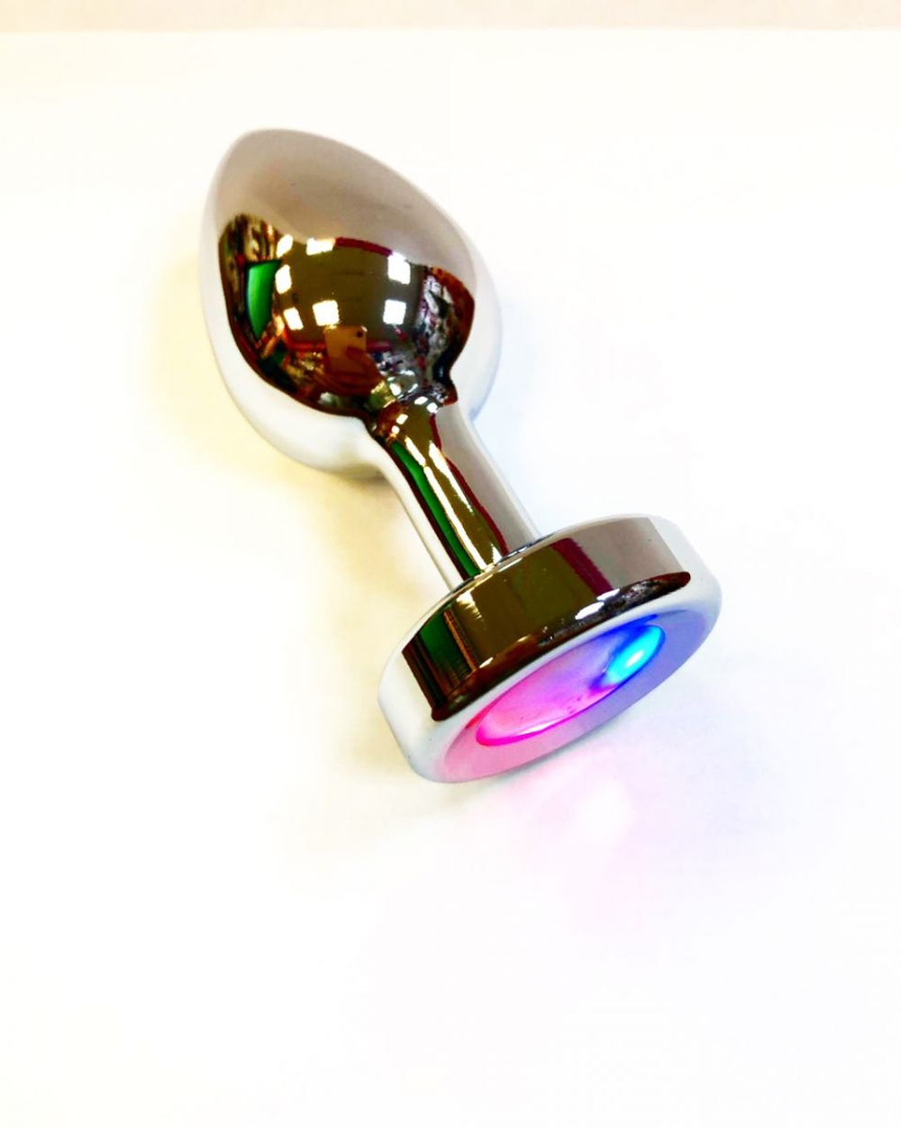 Серебристая гладкая анальная пробка со светодиодным кристаллом - 7,3 см. (Цвет: серебристый)