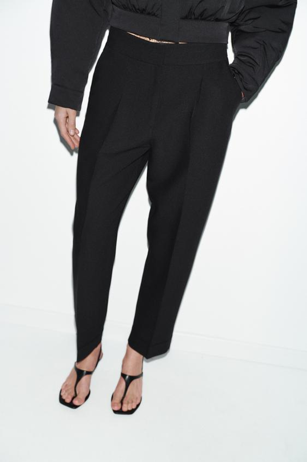 ZARA БРЮКИ С ЗАЩИПАМИ И ОТВОРОТАМИ СНИЗУ, ЧЕРНЫЙ