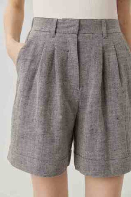 Шорты со складками в серую елочку