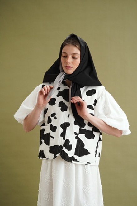 Жилет стеганый из джинсы с принтом "Корова"