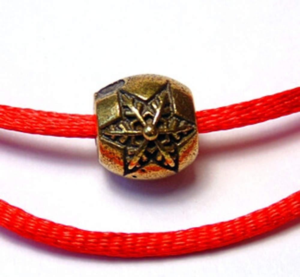 Красная нить со снежинкой на радость