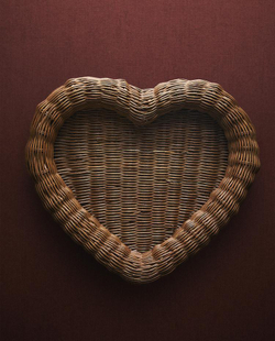 ZARA HOME НОВОГОДНИЙ ПОДНОС ИЗ РОТАНГА В ФОРМЕ СЕРДЕЧКА, КОРИЧНЕВЫЙ