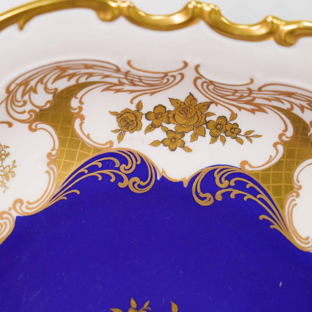 Декоративная тарелка с кобальтовым зеркалом и золочёным орнаментом