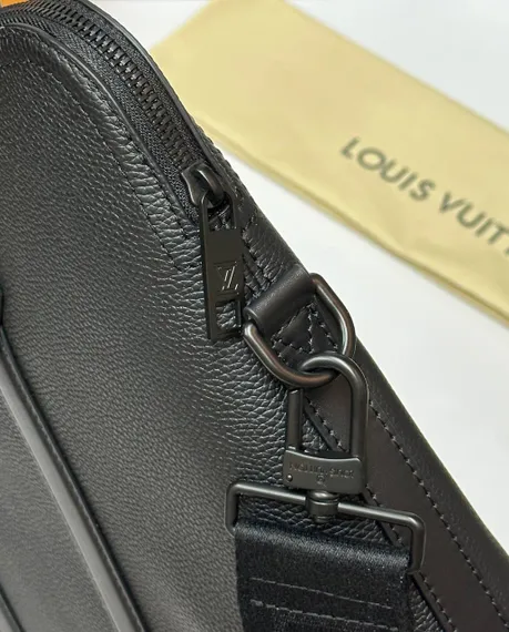 Портфель Louis Vuitton Takeoff из коллекции Aerogram, черная