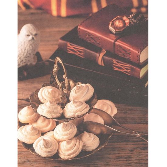 Артбук Волшебная выпечка Гарри Поттера. 60 рецептов от пирогов миссис Уизли до тортов тети Петунии. Иллюстрированное неофициальное издание