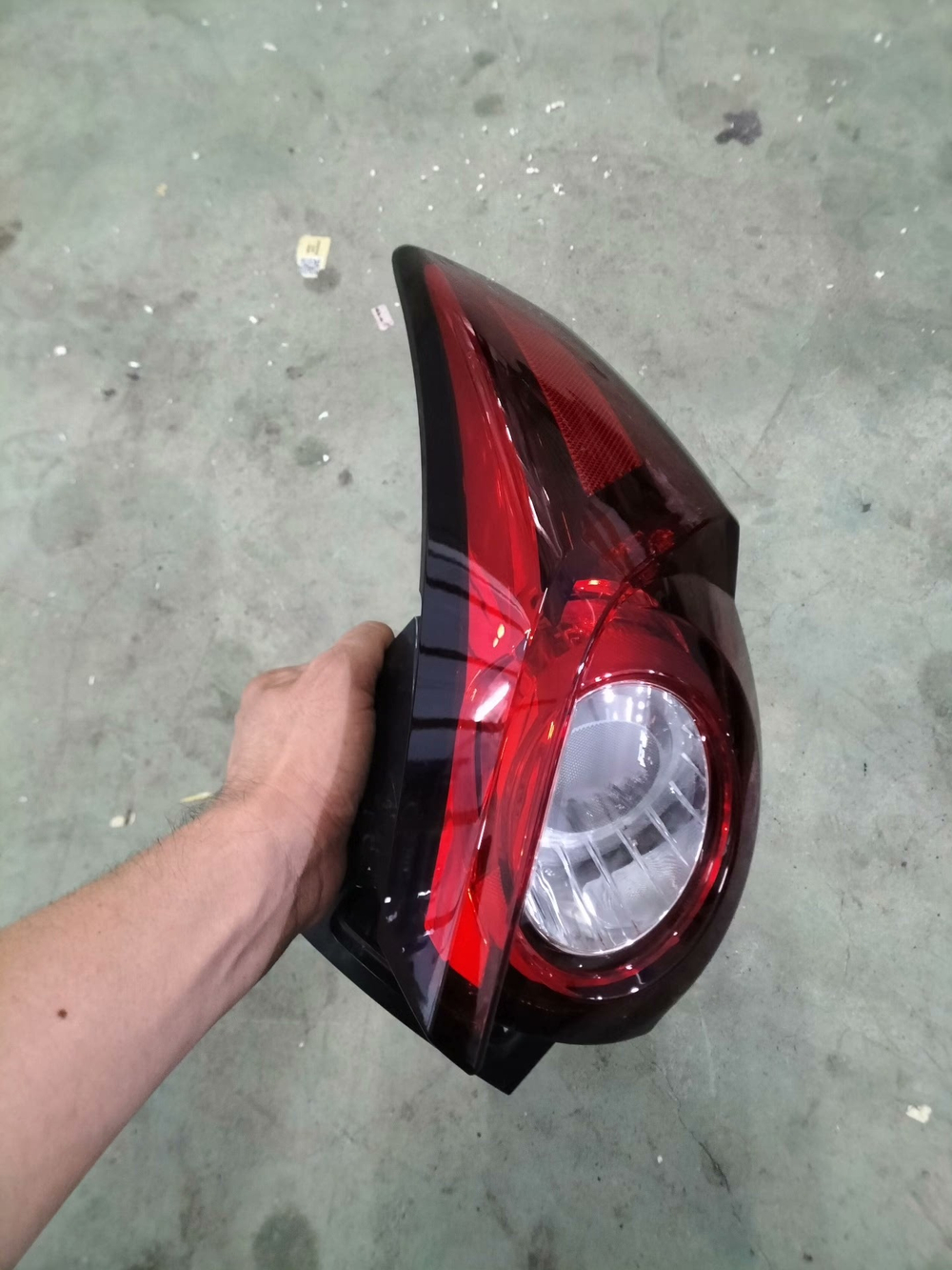 Правый LED задний фонарь Mazda CX-8 оригинал