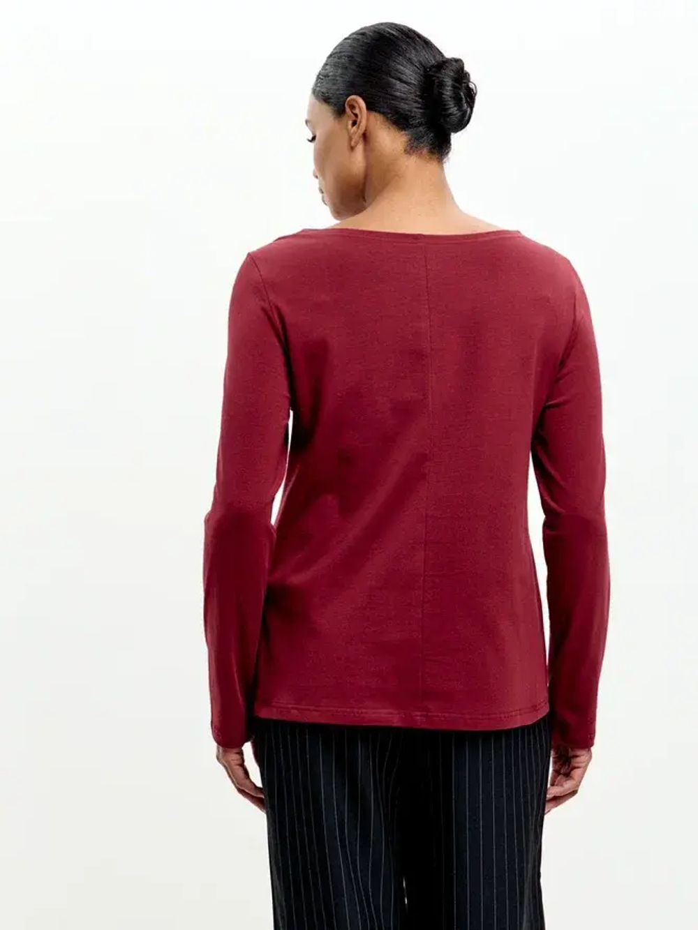 лонгслив дизайнерский с вырезом