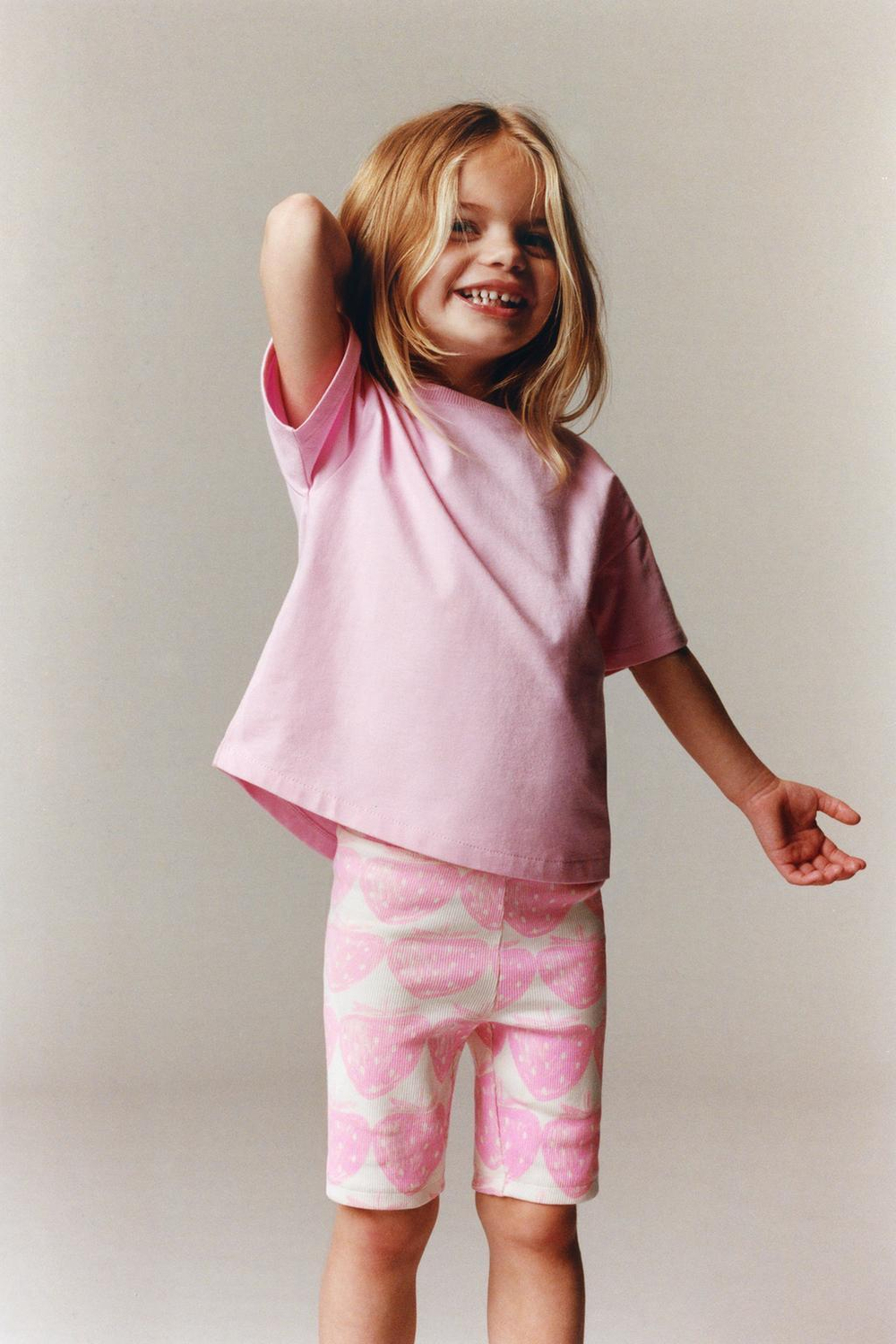 ZARA ОДНОТОННАЯ ФУТБОЛКА С ПРИНТОМ И ЛЕГИНСАМИ, РОЗОВЫЙ